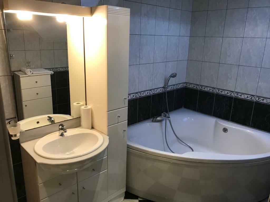 Tri Sesira Ljubovija Otel Dış mekan fotoğraf