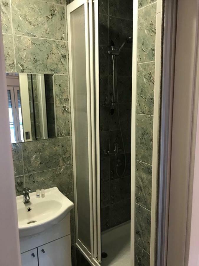 Tri Sesira Ljubovija Otel Dış mekan fotoğraf