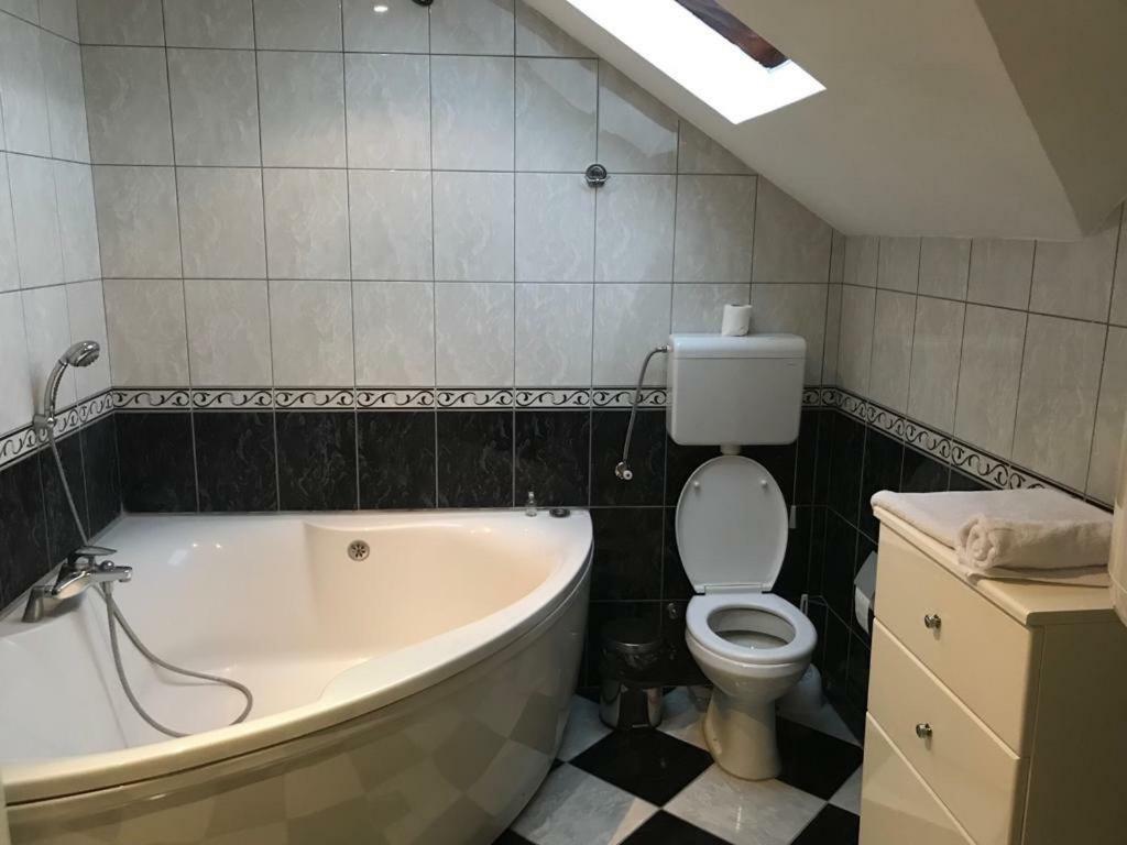 Tri Sesira Ljubovija Otel Dış mekan fotoğraf