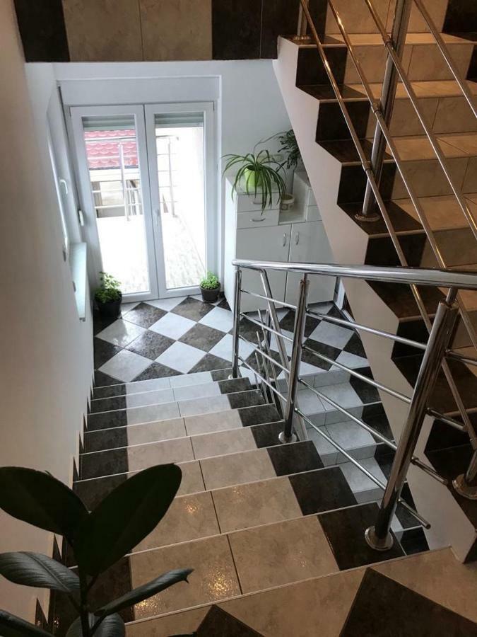 Tri Sesira Ljubovija Otel Dış mekan fotoğraf